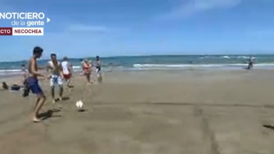 Tejo y fútbol, un clásico de playa
