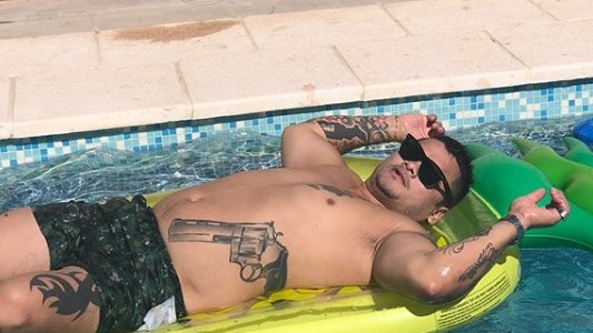 El Chino Maidana volvió a demostrar su amor a las armas: así dispara hacia un arroyo