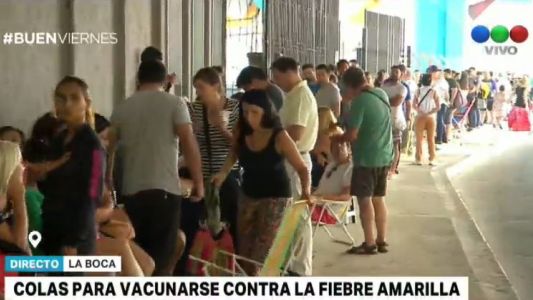 Largas colas para vacunarse contra la fiebre amarilla
