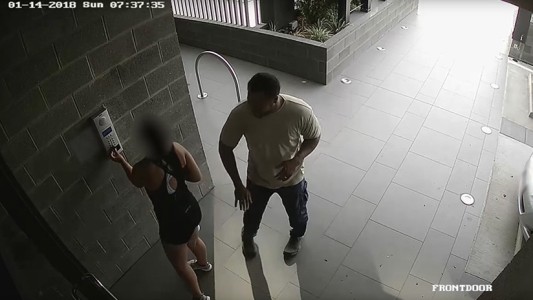 Video: un hombre le toca la cola a una mujer en la calle y argumentó que "tenía que hacerlo"