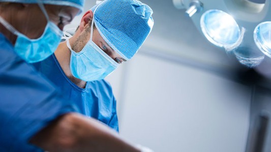 Metieron por error el cerebro de un muerto en el abdomen de otro cuerpo