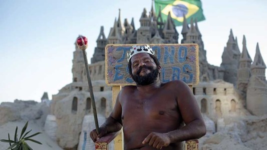 La historia del hombre que vive en un castillo de arena en la playa de Río de Janeiro