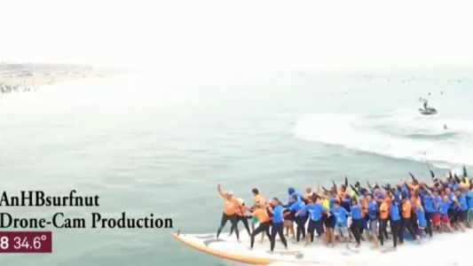Una multitud haciendo surf
