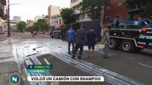 La Boca: volcó un camión con shampoo