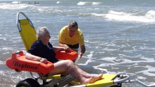 Una mujer de 103 años disfrutó de un baño de mar con una silla especial