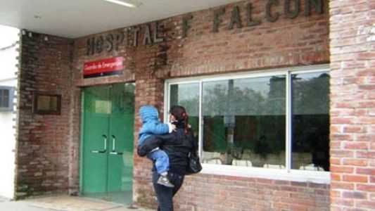 Fue al hospital con una herida de arma blanca en la ingle, la dieron el alta y murió