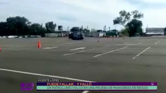 Video: un patrullero volcó en una prueba de maniobras de riesgo