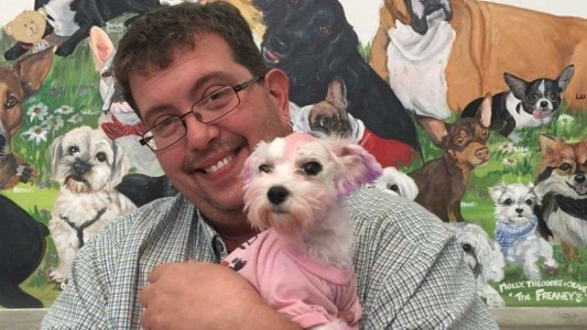 Una perrita suifre graves heridas después de que sus dueños le tiñeran el pelo