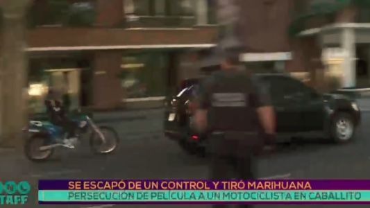 Se escapó de un control y tiró marihuana