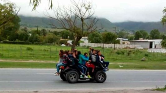 Indignación por la foto en la que se ve a un cuatriciclo con más de 10 chicos circulando por una ruta en Tucumán