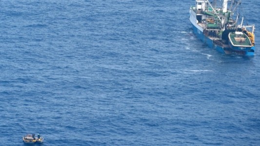 Rescataron a 6 adultos y un bebé que pasaron cuatro días a la deriva en el Océano Pacífico