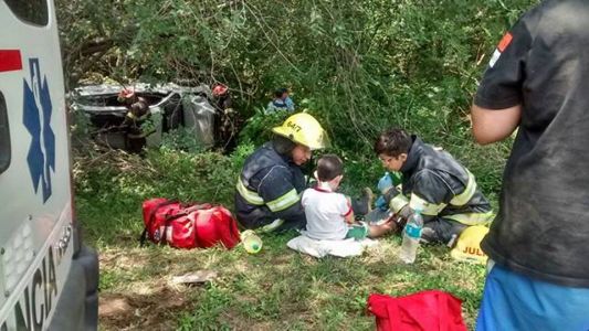 Córdoba: el emotivo rescate de un nene tras un accidente en la ruta 5