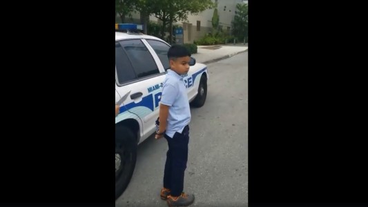 Video impactante: detuvieron y esposaron a un nene de 7 años por golpear a su maestra