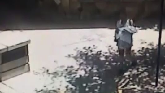 Conmoción en Mendoza: el video del momento en el que abandonan a una beba recién nacida