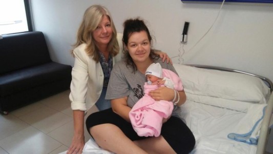 Fue al hospital por un dolor de panza y terminó dando a luz a una nena de casi 3 kilos