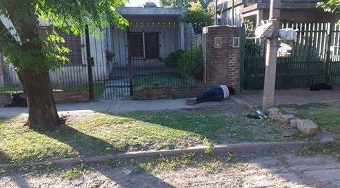 Indignación por una mujer abandonada en la vía pública