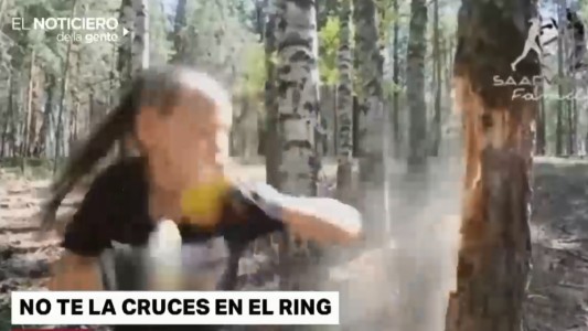 La nena que tala un árbol a los golpes