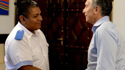 Macri recibirá al policía que defendió al turista apuñalado en la Boca y fue embargado por 400 mil pesos