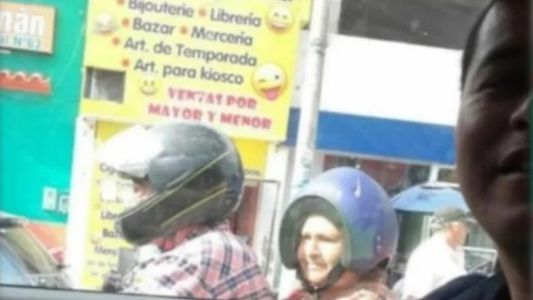 Lo que vale es la intención: premiaron a la mujer que se puso el casco al revés y se volvió viral