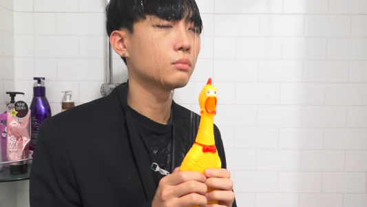 Increíble: hace una versión de la canción de Titanic con un pato de goma y la rompe en las redes