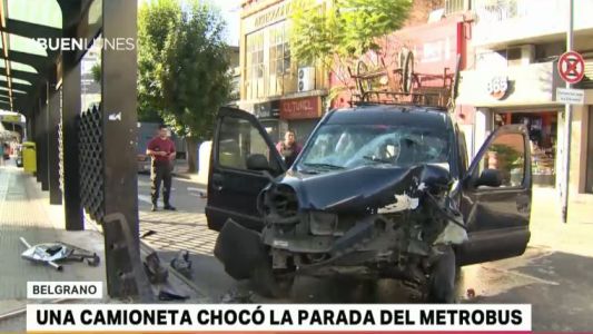 Una camioneta chocó una parada del Metrobús en Belgrano