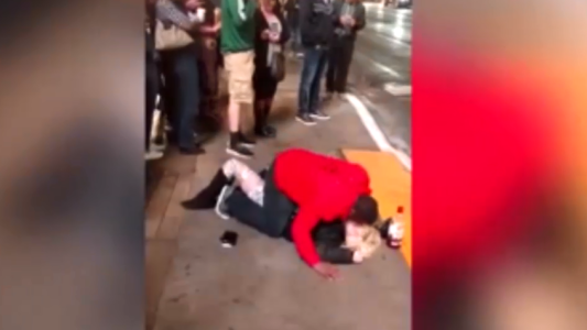 Indignante video: un hombre abusa de una joven borracha en plena calle y nadie interviene