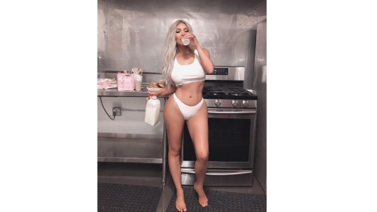 Una vez más, llueven críticas al trasero de Kim Kardashian tras posar en tanga