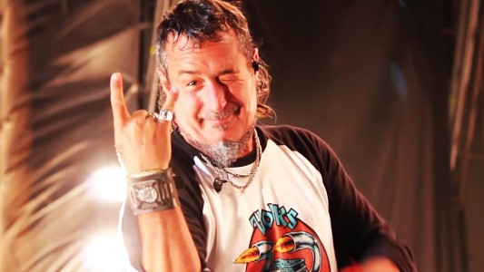 El cantante de Kapanga paró un recital para hacerle sacar una remera de Inglaterra a un espectador