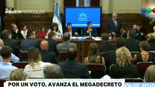 Por un voto, avanza el megadecreto