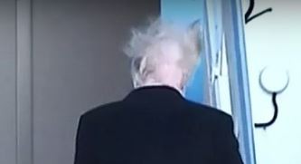 El viento revela el secreto del peinado de Trump