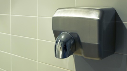 Publica una foto para mostrar por qué nadie debería usar los secadores de manos de los baños públicos