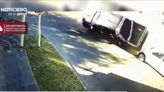 Patrullero causó un triple choque: a una mujer le cayó una camioneta encima y se salvó