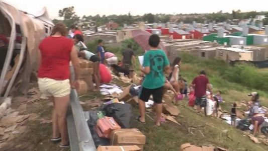 Córdoba: volcó un camión con útiles escolares y los vecinos lo saquearon