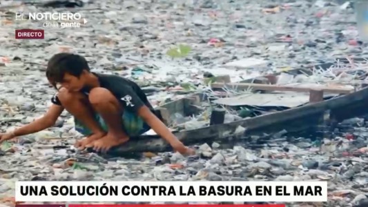 Pagan para que la gente devuelva las botellas y no terminen como basura en el mar