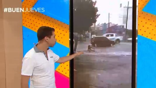 Video: el agua arrastró a una mujer por la calle durante una inundación
