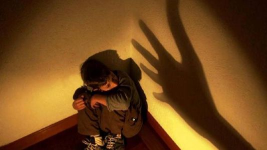 Detienen a una mujer cuando ahorcaba a su hijo de nueve años