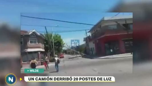 Wilde: un camión derribó 20 postes de luz y dejó toda la zona sin electricidad
