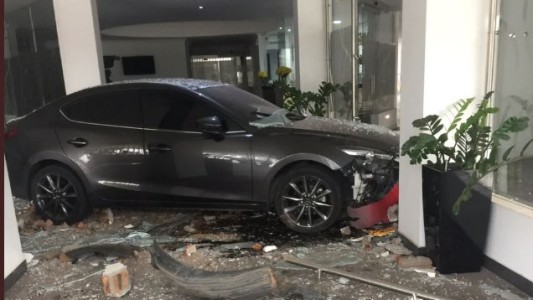 Una mujer chocó su auto contra un hotel en el que estaba su marido junto a una amante