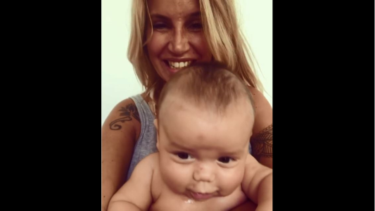 Al bebé de Flor Peña lo picaron los mosquitos, ella se lo tomó con humor y grabó un video viral