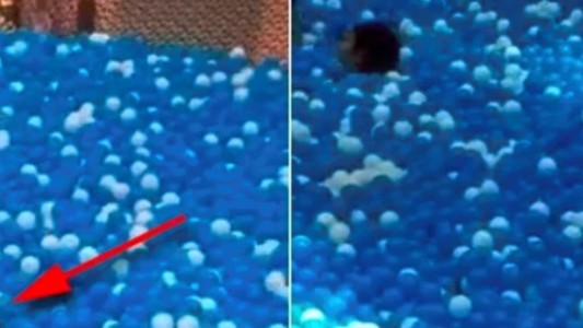 Video aterrador: una mujer muestra el momento en el que casi se ahoga en un pelotero