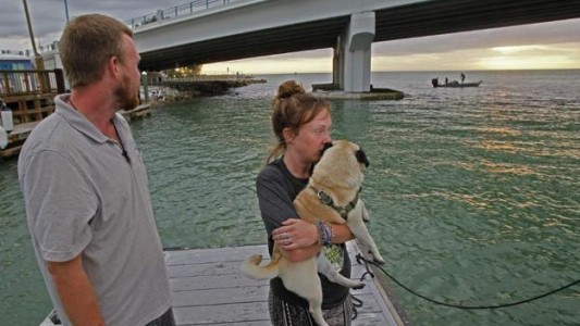 Pareja vendió todo para navegar alrededor del mundo y su barco se hundió a los dos días