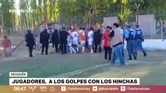 Vergüenza en el fútbol: en Neuquén terminaron a las piñas los jugadores con los hinchas