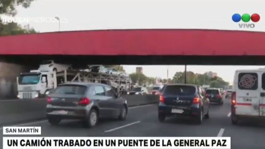 Un camión quedó trabado debajo de un puente de la Av. Gral. Paz