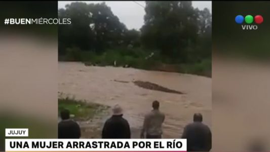 Video: una mujer fue arrastrada por el río