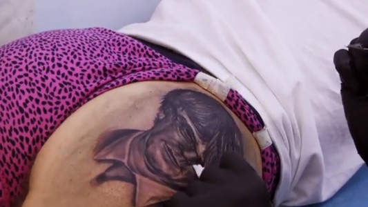 Se tatuó la cara del ex presidente catalán en el trasero