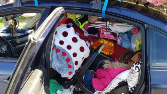 Llevaban a su hija "sepultada" en el asiento trasero del auto
