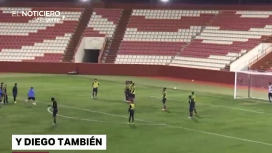 Así le enseña Maradona a patear a sus dirigidos