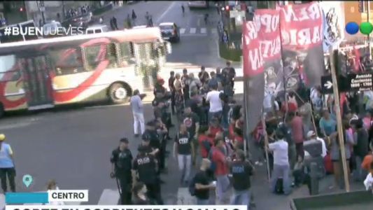 Organizaciones sociales cortan en Corrientes y Callao