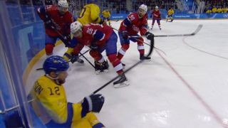 Impresionante: a un jugador de hockey sobre hielo le cortaron la cara con la cuchilla de un patín