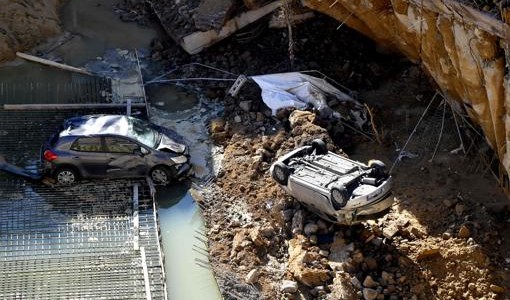 Un socavón gigante se tragó seis autos en pleno centro de Roma